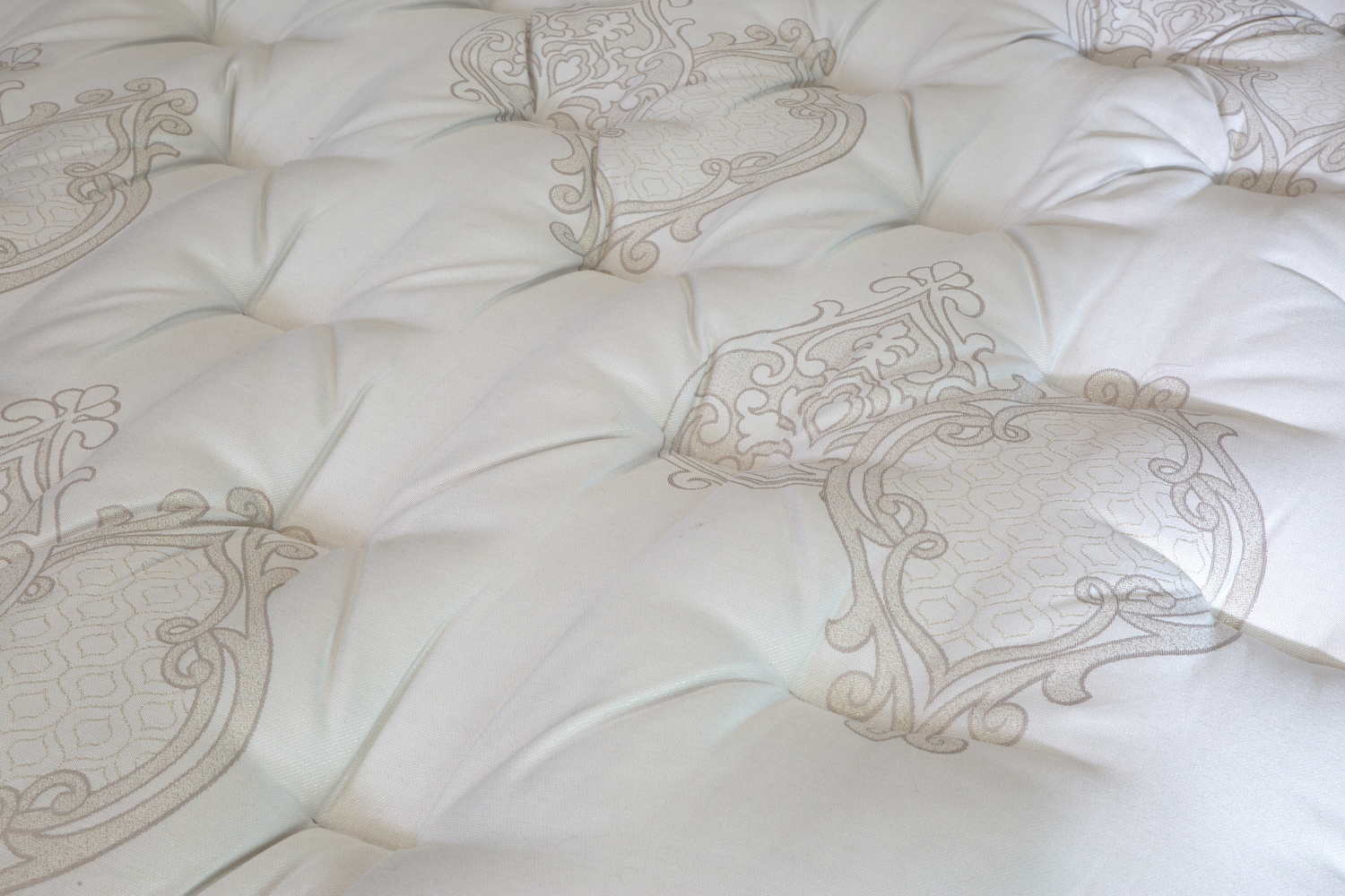 Versailles Plush Bed image 3